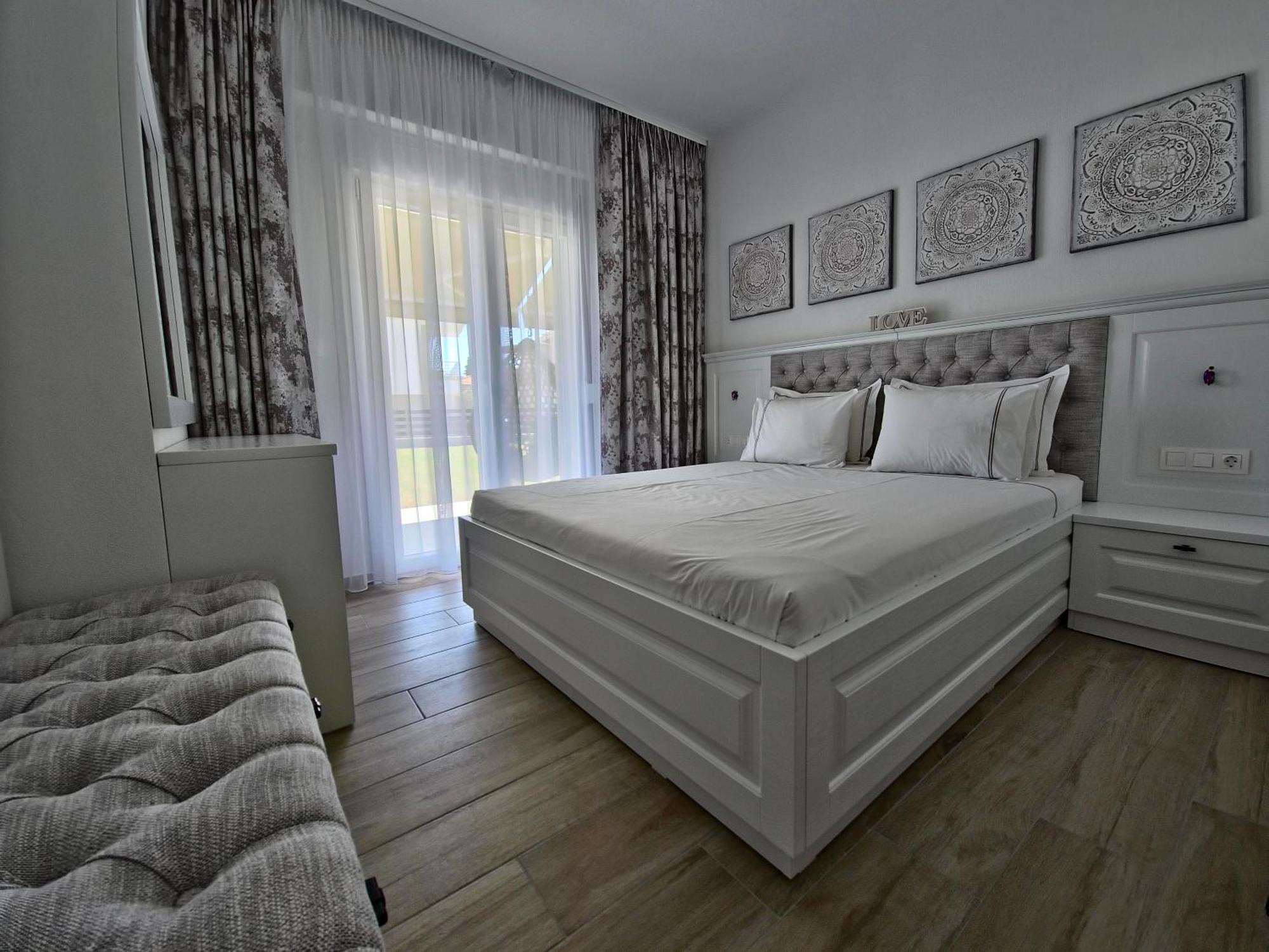Royal Apartments - Nikiti Buitenkant foto
